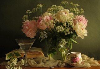 Vase flowers glass water table - whimsical free wallpaper
