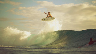 Man riding wave surfboard air - in the ocean free wallpaper