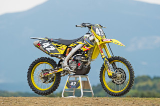 Yellow dirt bike stand dirt 2 - the background in the background free wallpaper