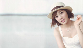 Woman white dress hat posing - a white dress and a hat free wallpaper