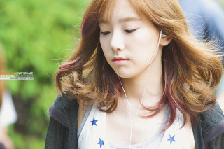 Girl earphones phone group people - her phone free wallpaper