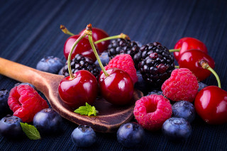 Spoon berries wooden spoon blue - a spoon free wallpaper