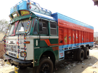 Large truck decorations bed windows - single body free wallpaper