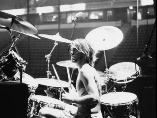 Man shirt drumming concert hall - neodada free wallpaper