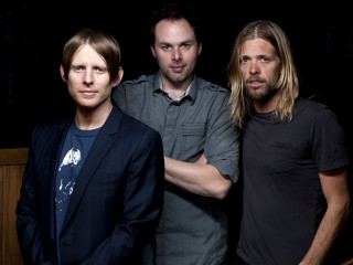Three men dark room black - three man free wallpaper