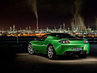 Green sports car city night - a green sports car free wallpaper
