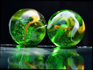 Green glass balls reflection tabletop 6 - ray free wallpaper