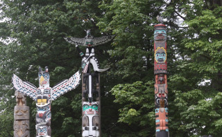 Totem poles bird forest trees 2 - a forest of trees free wallpaper