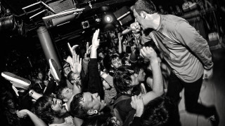 Man stage hands air crowd - bedwyr williams free wallpaper