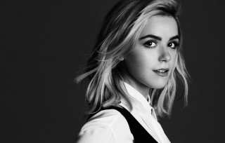 Blonde woman white shirt black - de stijl free wallpaper