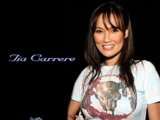 Smiling woman tshirt black background - shirt free wallpaper for desktop