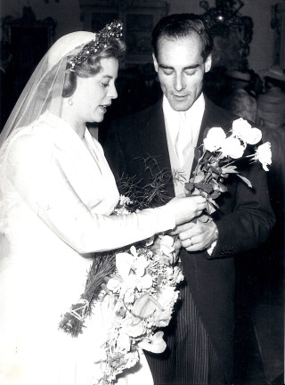 Man woman exchanging bouquet flowers - a man and woman free wallpaper