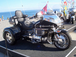 Motorcycle parked ocean road people - chrome free wallpaper