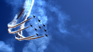 Planes formation flying smoke trails - a group of planes free wallpaper