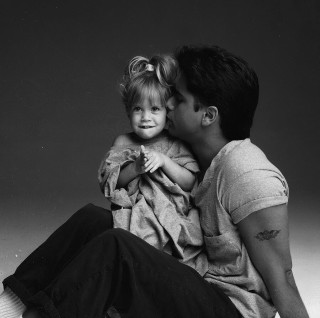 Man girl sitting floor together - a little girl free wallpaper