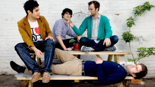 Men bench plant laying ground - a group of men free wallpaper
