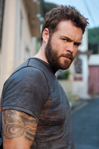 Bearded tattooed man portrait street - private press free wallpaper