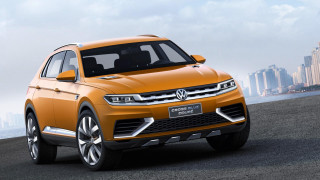 Yellow volkswagen suv beach city - a city skyline in the background free wallpaper