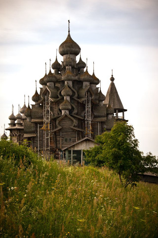 Large building spires clock tower - free retro wallpaper
