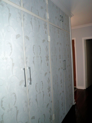 Closet sliding door wallpapered wall - feature free wallpaper