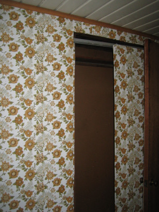 Open door floral wallpaper brown - texture free wallpaper