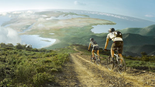 Couple biking dirt road green - foto realistic free wallpaper