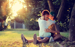 Man woman hugging grass tree 3 - the tree free wallpaper