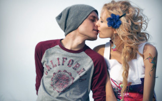 Man woman kissing hat scarf - their head free wallpaper
