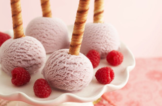 White plate desserts raspberries cookie - a white plate free wallpaper
