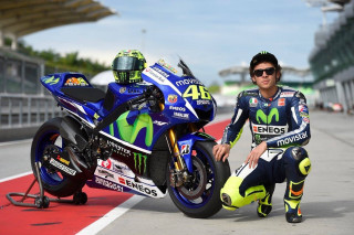 Man kneeling motorcycle race track 2 - coppo di marcovaldo free wallpaper