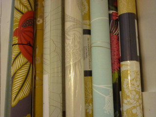 Shelf colored books clock top - side and a clock free wallpaper