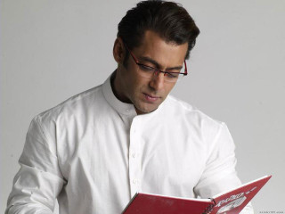 Man white shirt red folder - movie still free wallpaper for desktop