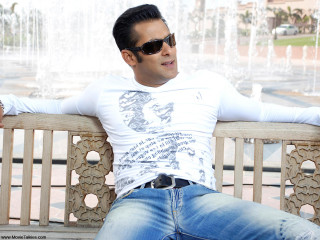 Man bench fountain sunglasses city - a bench in front free wallpaper