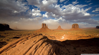 Desert rocks dirt road cloudy - a desert landscape free wallpaper