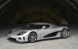 Silver sports car tunnel roof - a tunnel free wallpaper