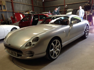 Silver sports car garage motor - a garage free wallpaper