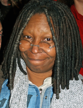 Woman dreadlocks smile man background - ella guru free wallpaper