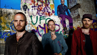 Three men graffiti wall blue - a graffiti free wallpaper