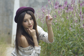 Woman hat posing picture field - a woman in a hat free wallpaper
