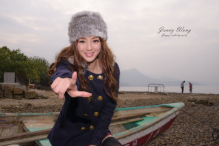 Woman hat boat beach pointing - a woman in a hat free wallpaper