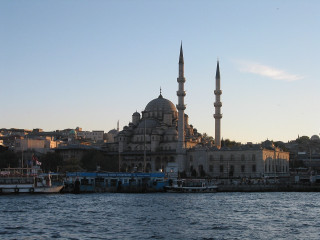 Large building spire water boats - a large building free wallpaper
