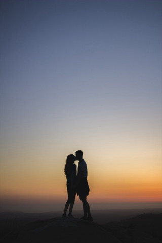 Couple hill sunset sky kissing - romantic free wallpaper