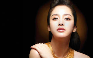 Woman gold necklace black background - photorealistic portrait free wallpaper