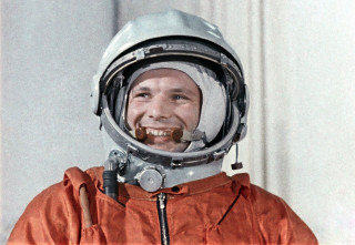 Man space suit cigarette helmet - round free wallpaper