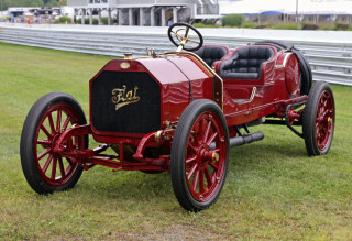 Old fashioned red car grass - a building in the background free wallpaper