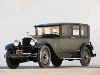 Old model car white wall - a white wall free wallpaper