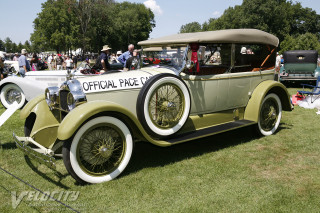 Vintage car grass field people 2 - a grass field free wallpaper