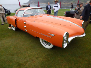 Classic car parked grass people - gaudy free wallpaper