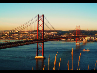 Bridge water city boat background - over a large body of water free wallpaper
