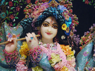 Statue woman flute flowers neck - a statue of a woman free wallpaper